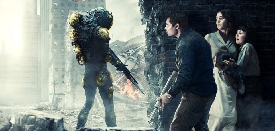 Extinction: Movie Review (Watch it for Lizzy Caplan & Plot Twist)
